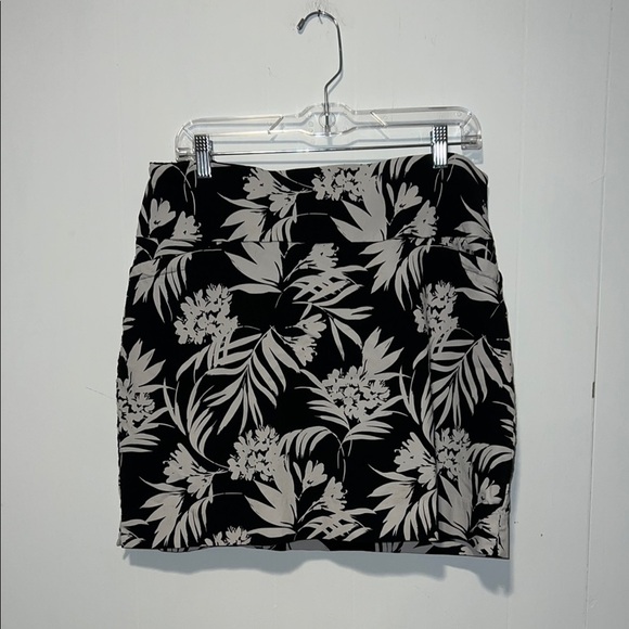 S.C. & Co Skort Black & White Floral Tummy Control Stretch Pull On Pockets Q48 - Picture 1 of 5